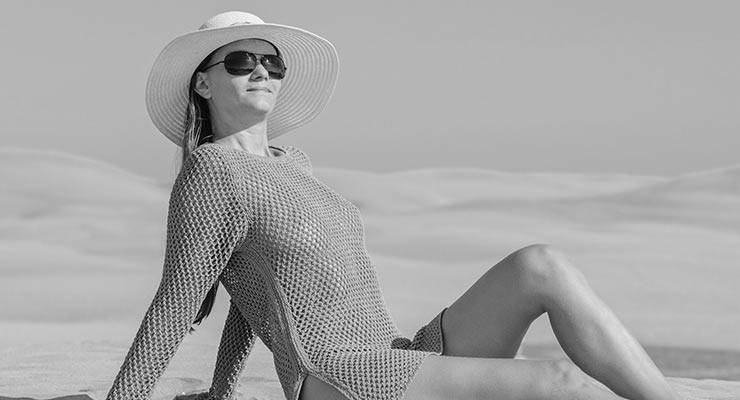 donna matura prende il sole